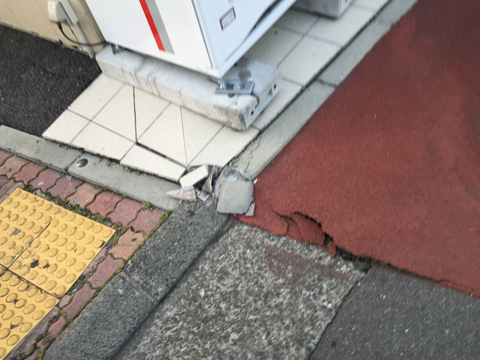 熊本地震で割れた床タイル