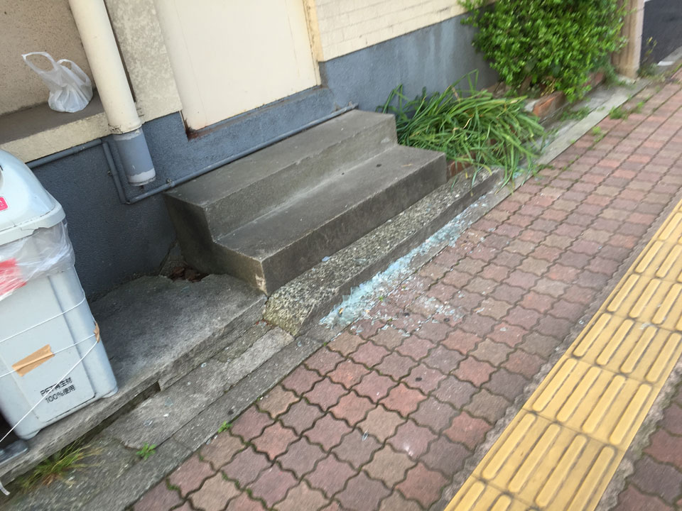 熊本地震で割れた窓ガラス
