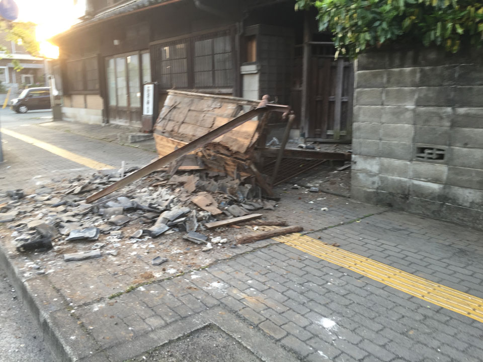 熊本地震で倒れた塀