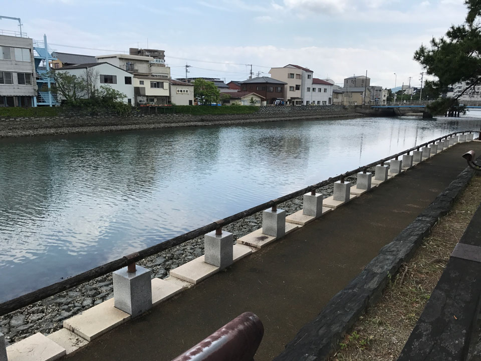 河川沿いの徳島の店舗併用住宅