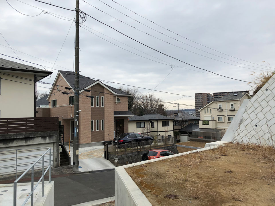 小高い神奈川県青葉台の敷地に建つ家