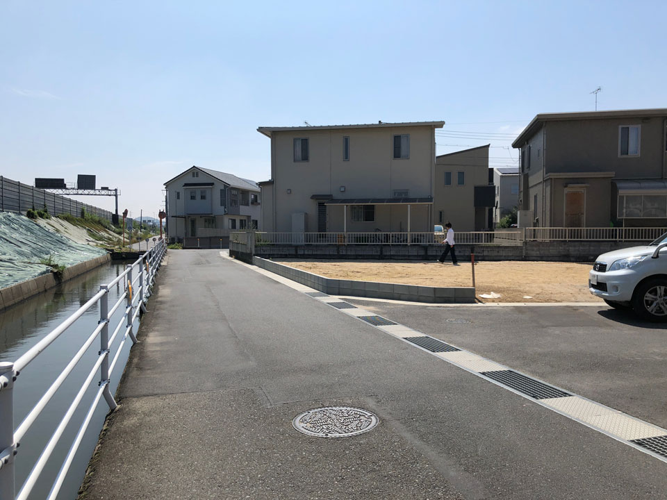 河川敷沿いの分譲区画角地の家