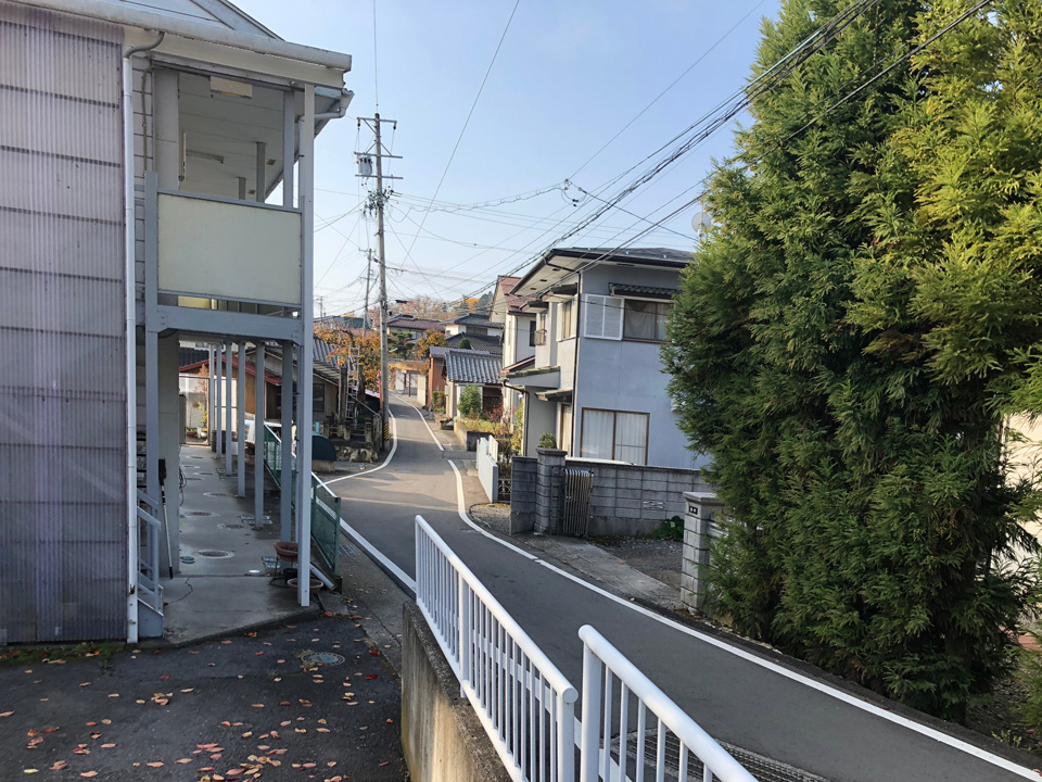 閑静な住宅街に建つ家