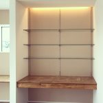 ガラスの可動棚（上部間接照明）