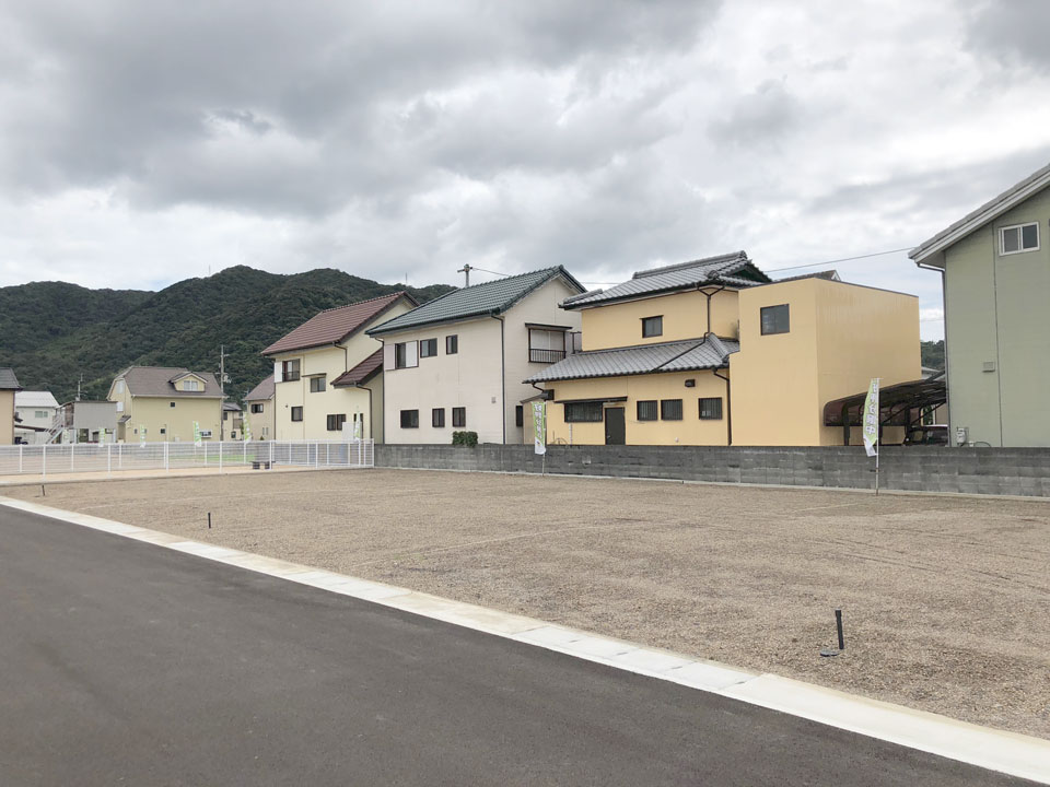 徳島の分譲地に建つデザイン住宅
