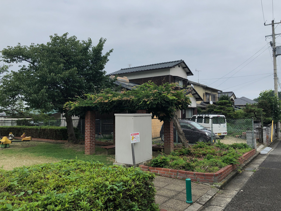 愛媛の公園横の家