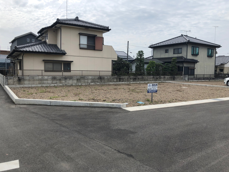 分譲地に建つ角地の家