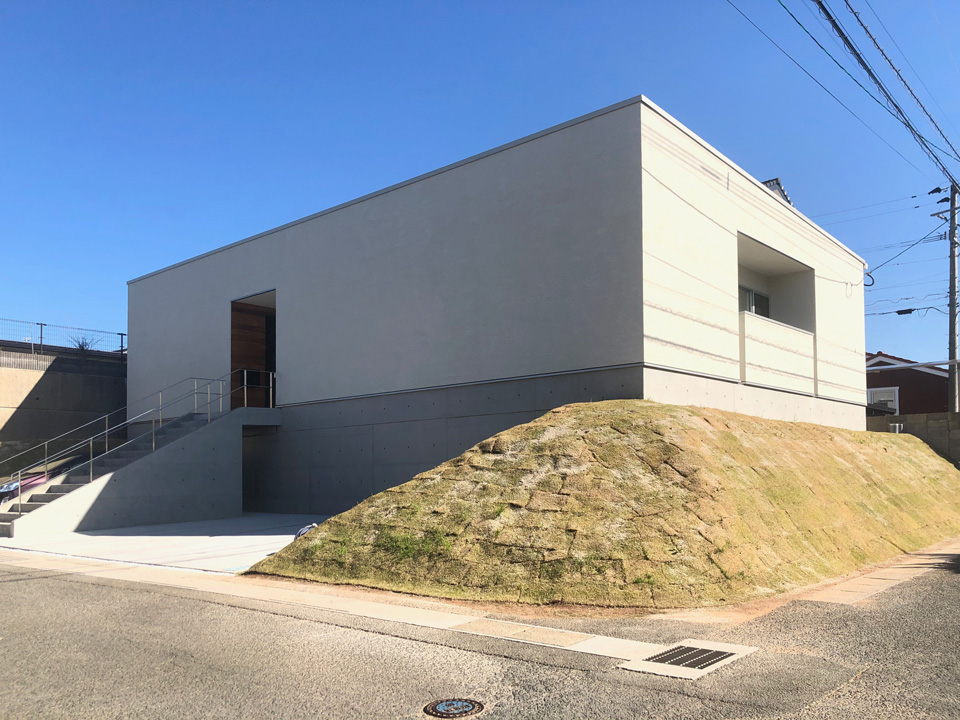 丘の上に建つ平屋の住宅