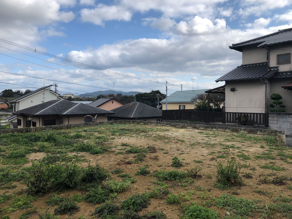 丘の上に建つ家