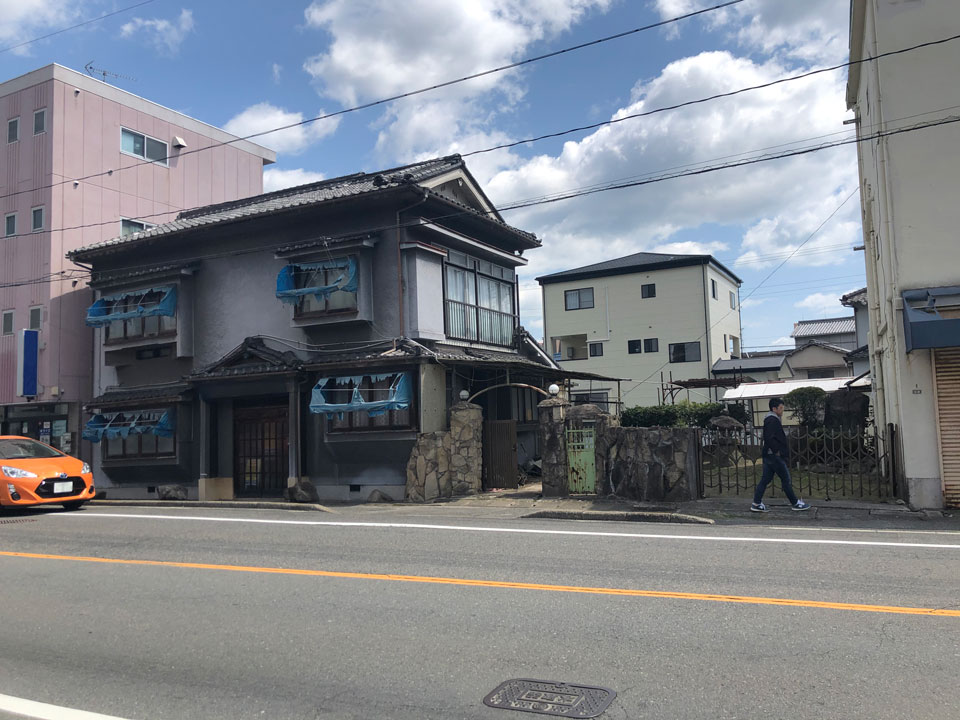 河川横に建つ３階建ての家