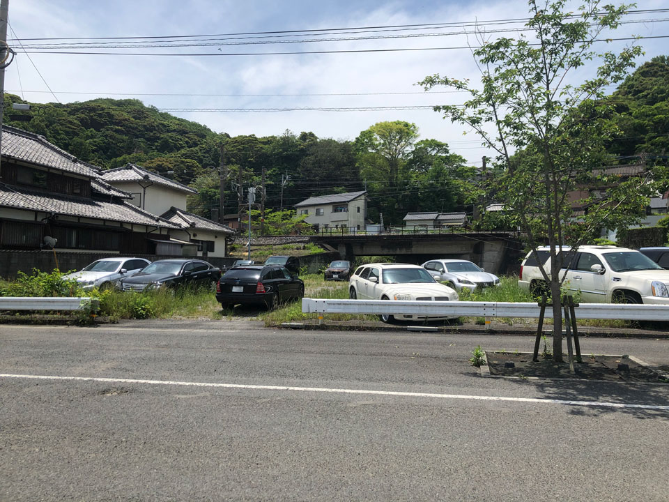 海を望む大通りに面した大分の家