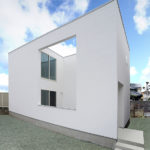 大きな開口のある白い四角い箱の家-竣工