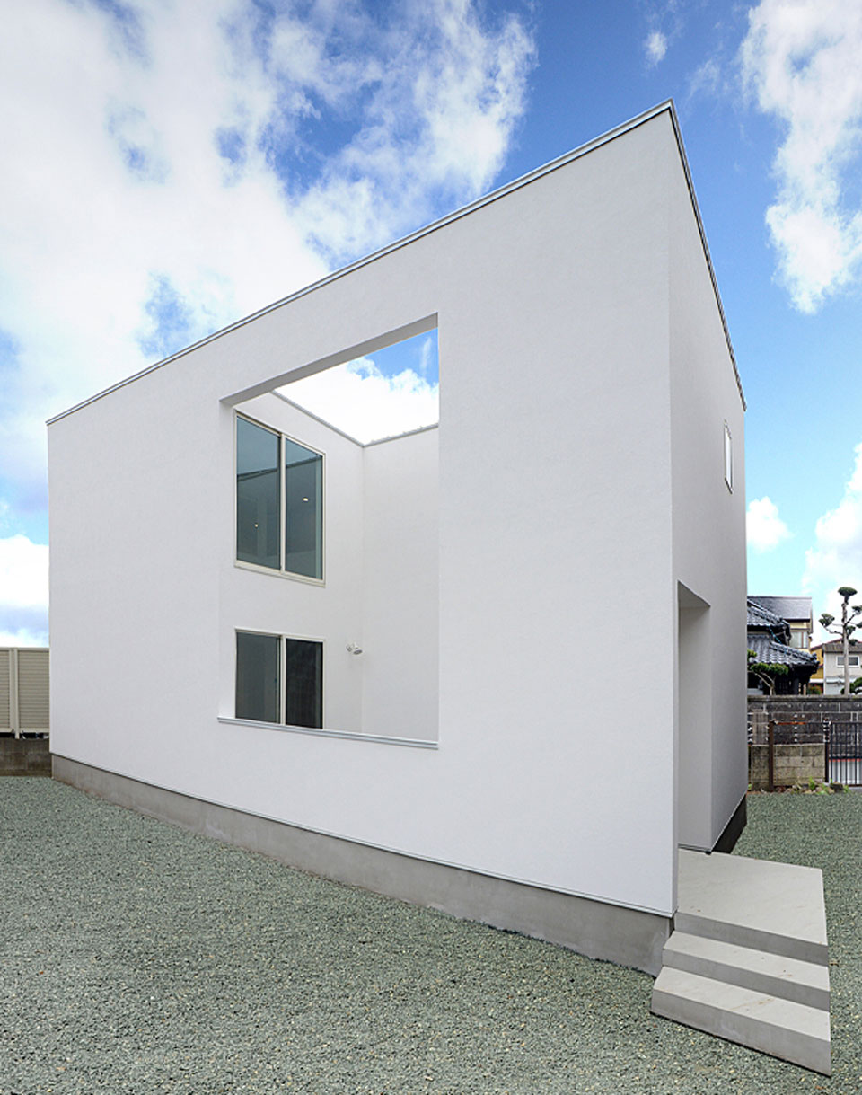 大開口のボックスデザインの白の家
