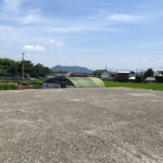 和室スペースのある田園風景に建つ家