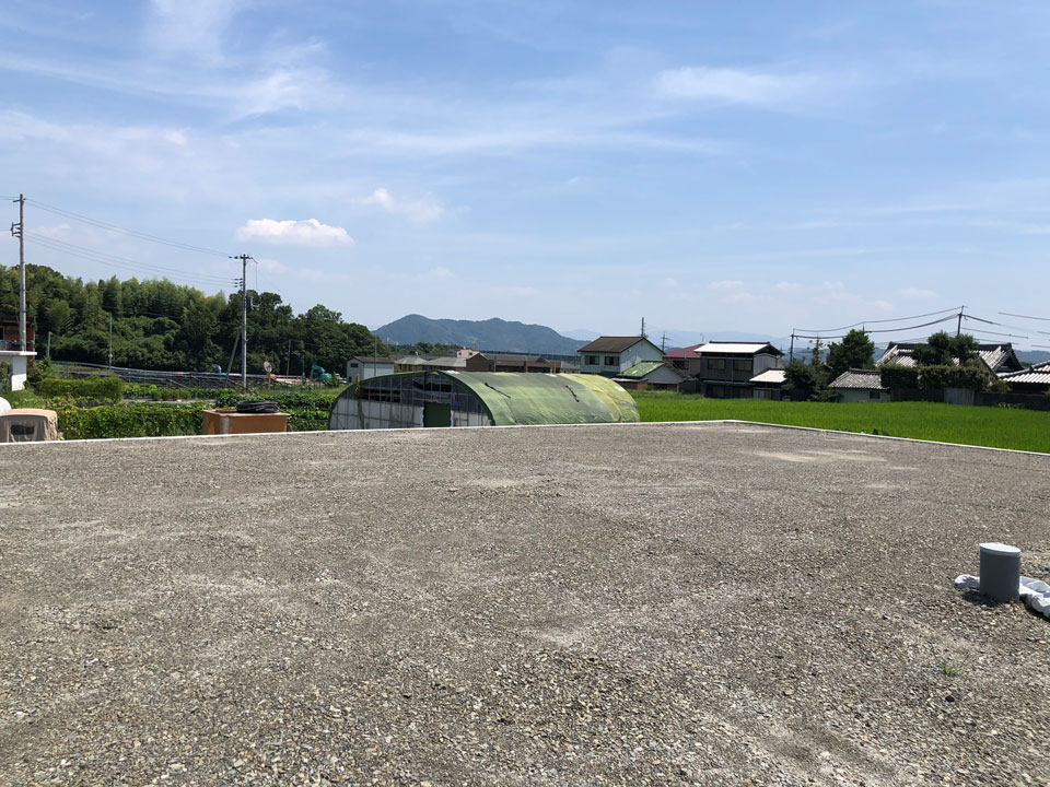 和室スペースのある田園風景に建つ家