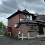京都伏見の角地に建つ連棟長屋跡地の家