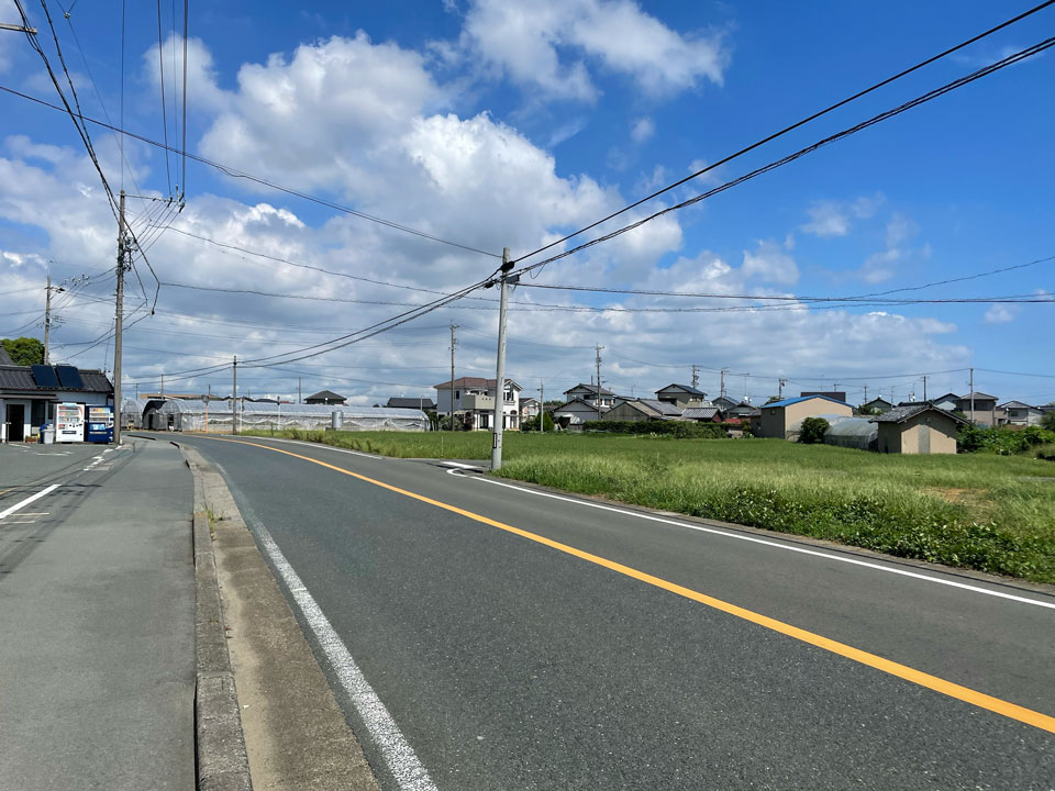 浜松の緑に囲まれたコの字型、勾配天井の平屋