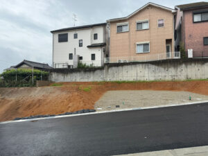 愛知高低差のある分譲敷地に建つの家