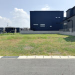 熊本県の高低差敷地に建つ前庭、中庭のある家