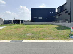 熊本県の高低差敷地に建つ前庭、中庭のある家