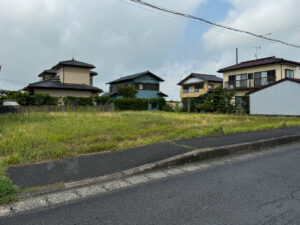 茨城県の広大な整形敷地に建つデザインと性能の建築家住宅