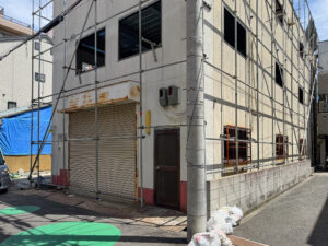大阪市の密集地に建つビルトインガレージ&プール付の家