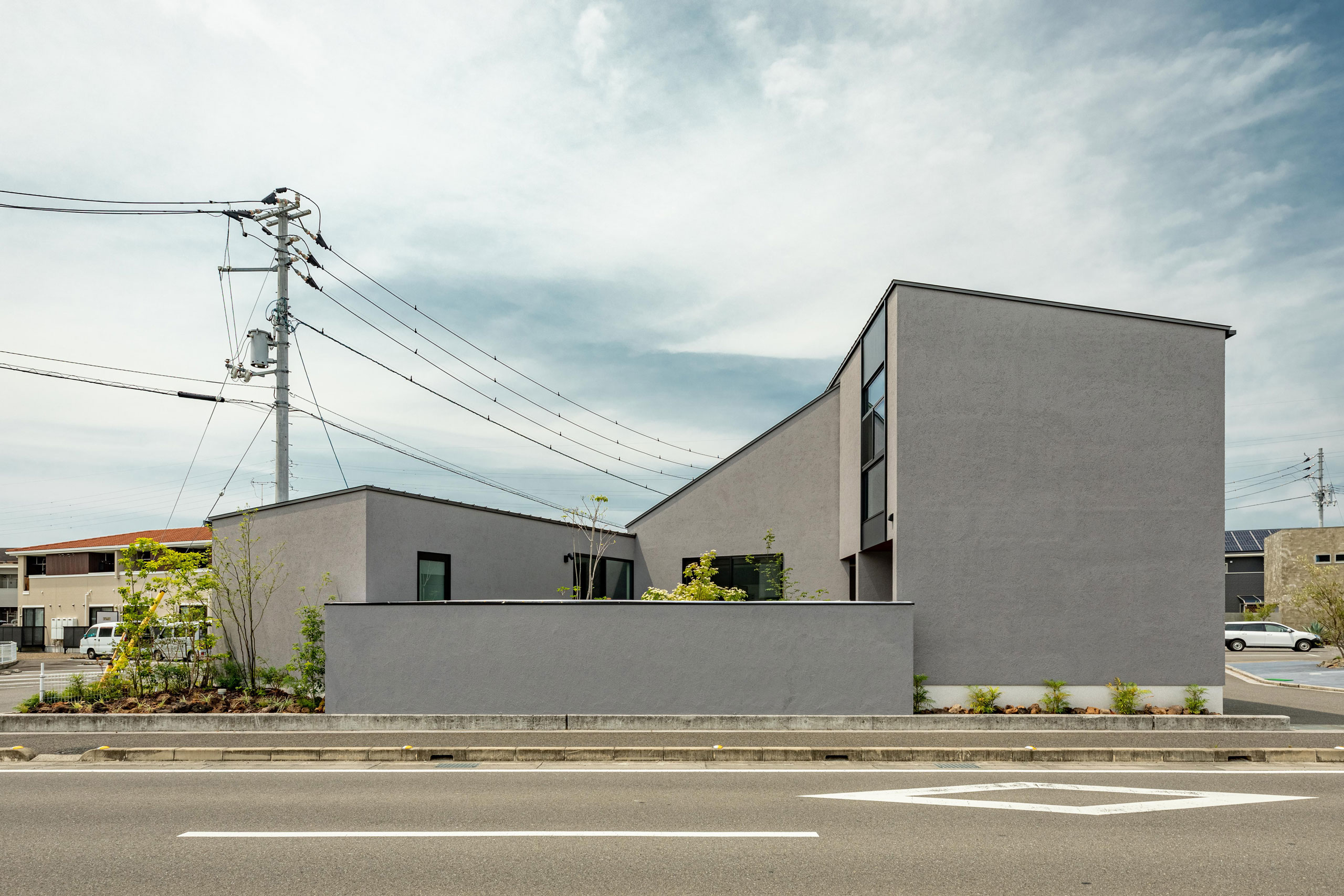 変形敷地に建つコの字型形状の家