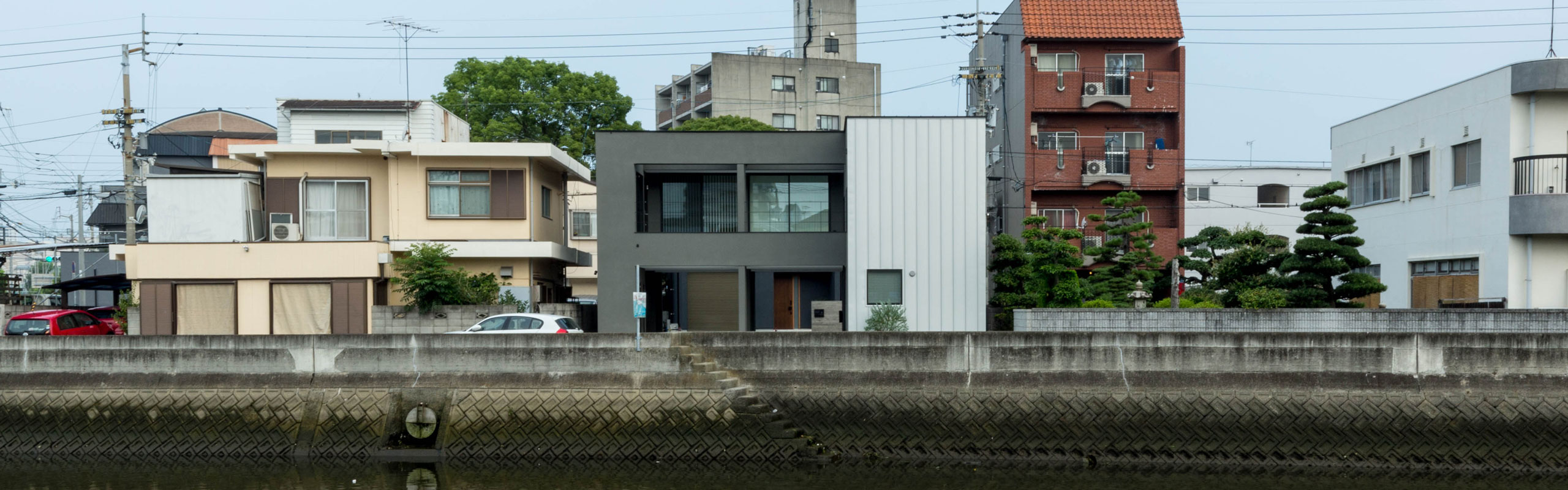 河川横の家