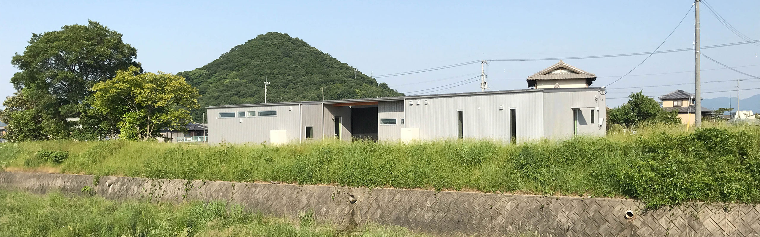 河川敷沿いの平屋