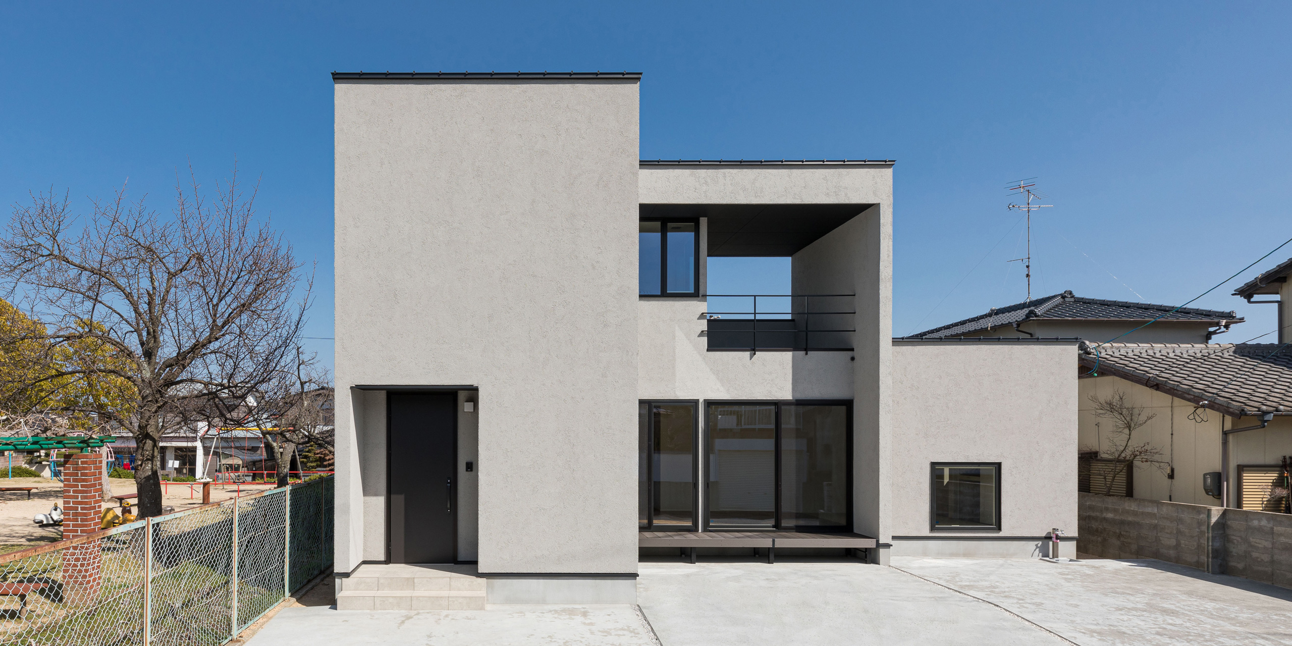 公園横に建つ二世帯住宅