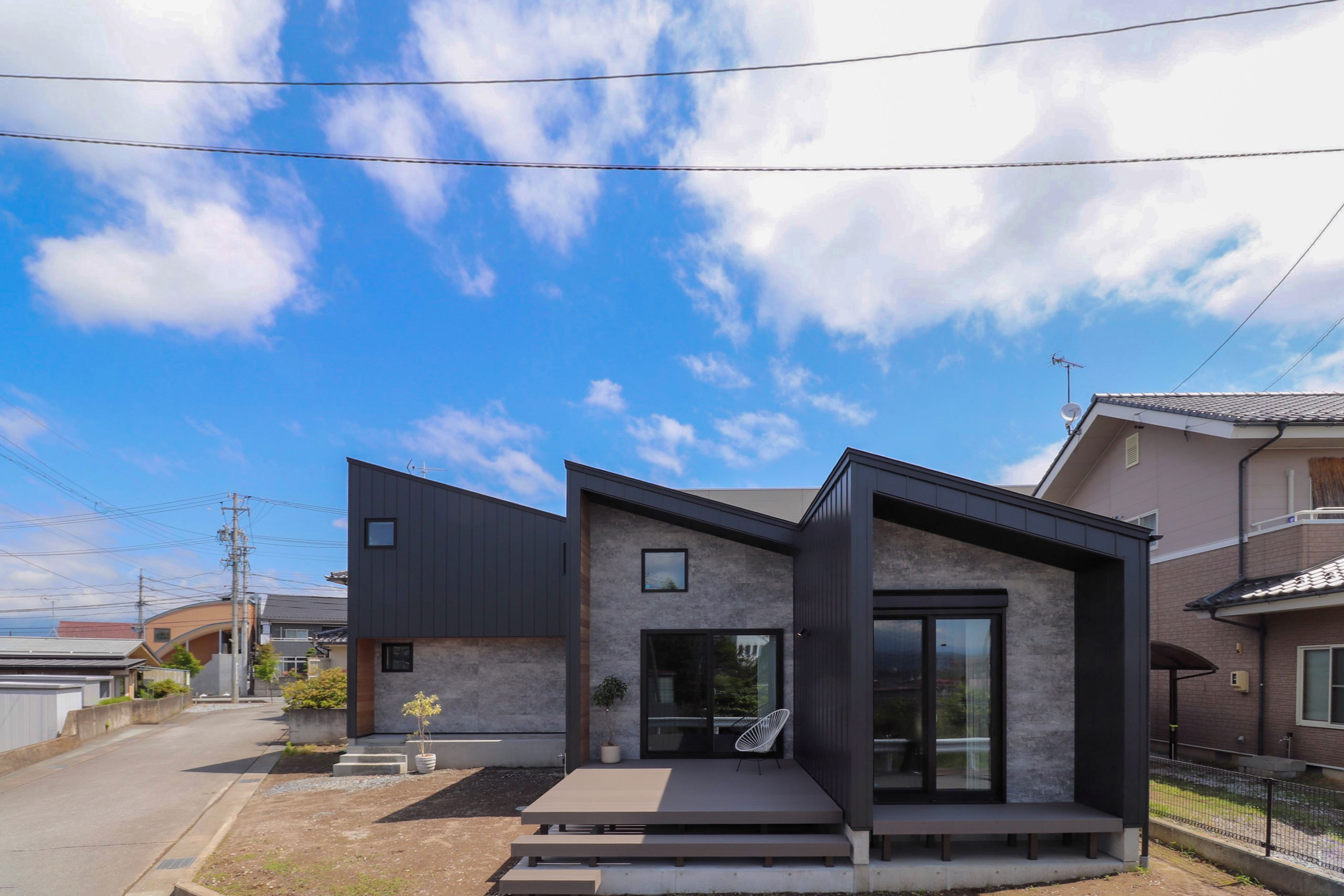 Main facade of UY4 House