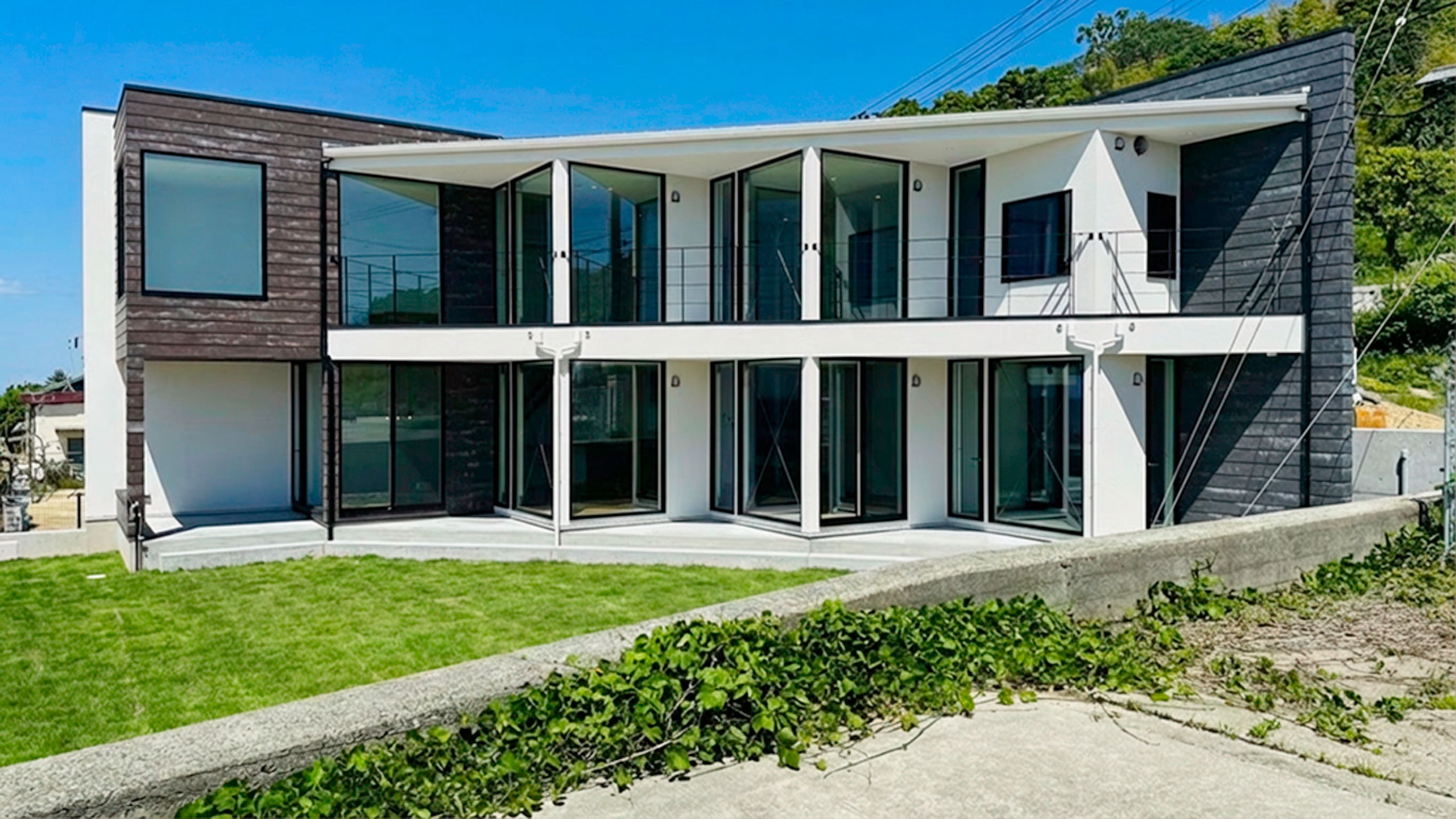 Large openings and eaves for ocean view