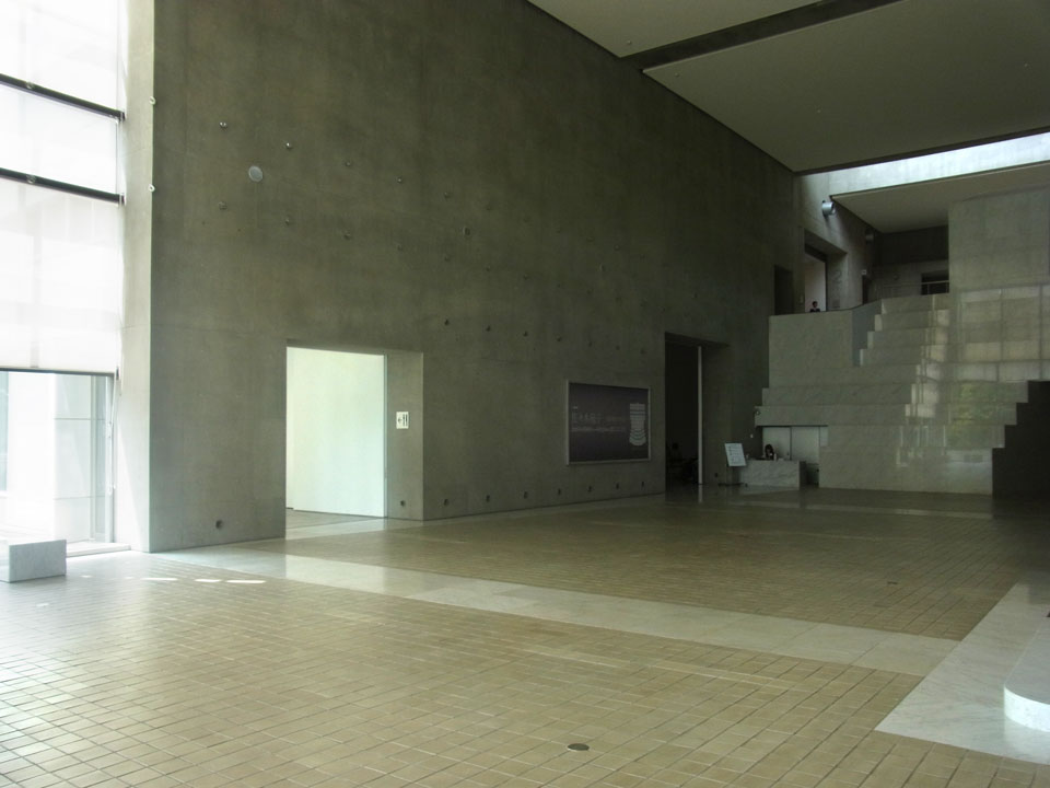 群馬県立近代美術館 エントランスホール