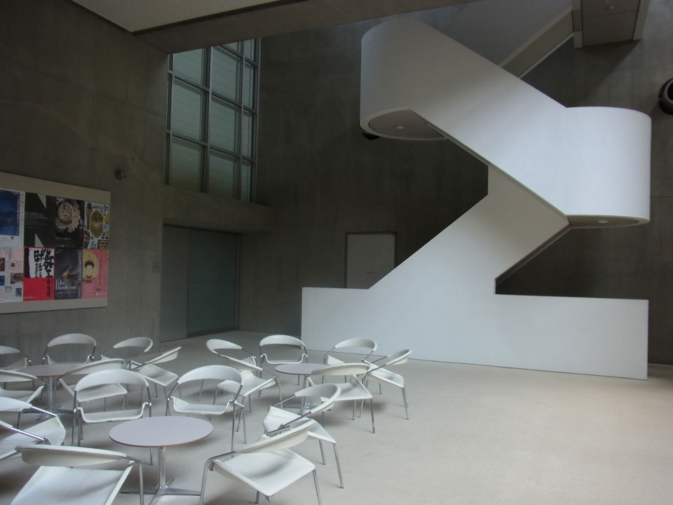群馬県立近代美術館 3階階段