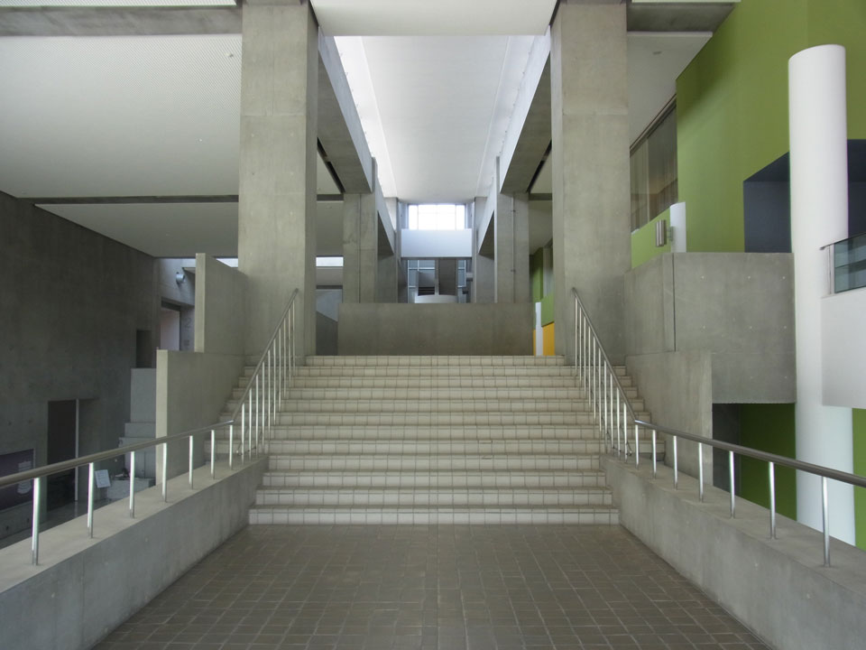 群馬県立近代美術館 屋外テラス階段