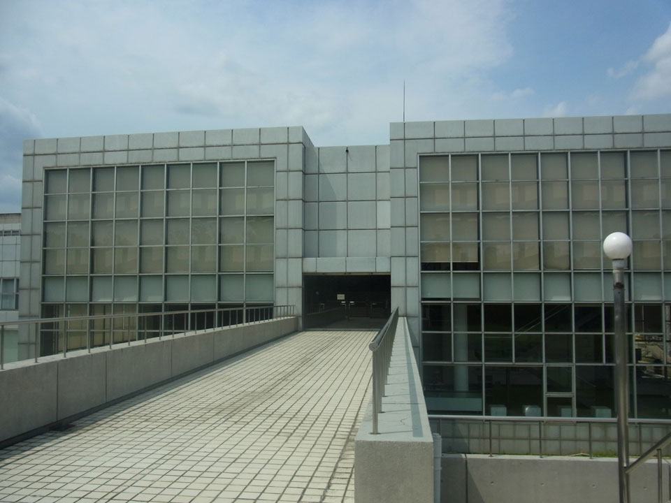 群馬県立近代美術館 屋外テラス