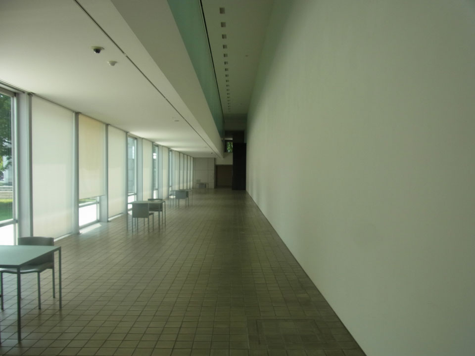 群馬県立近代美術館 廊下