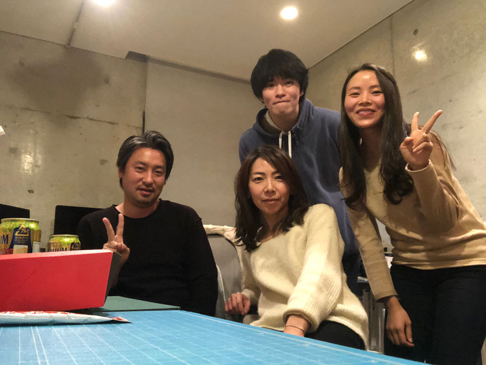 オープンデスクの学生と記念撮影