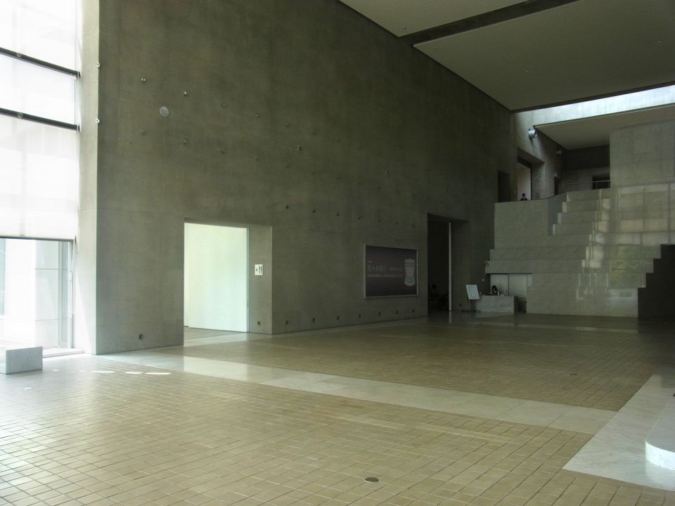群馬県立近代美術館-エントランスホール