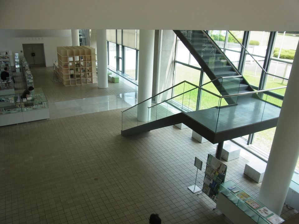群馬県立近代美術館の階段