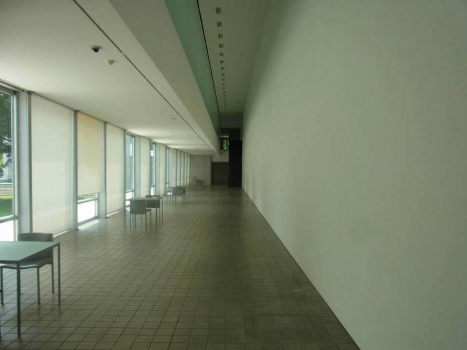 群馬県立近代美術館の廊下