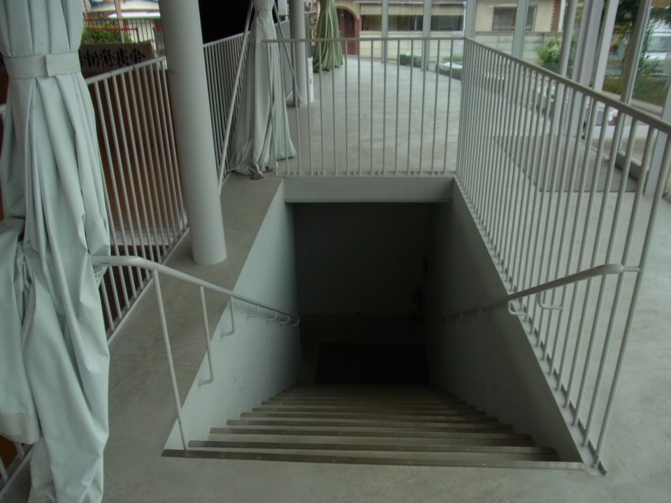 鬼石多目的ホールの階段