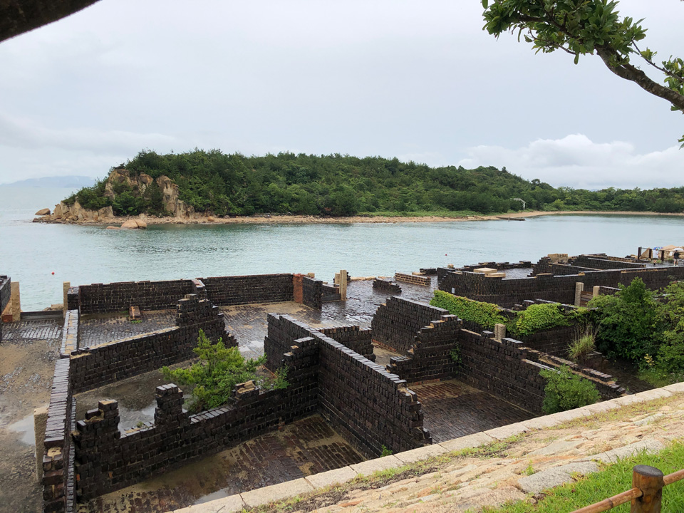 廃墟と化した資材置き場越しに見える瀬戸内海 犬島精錬所