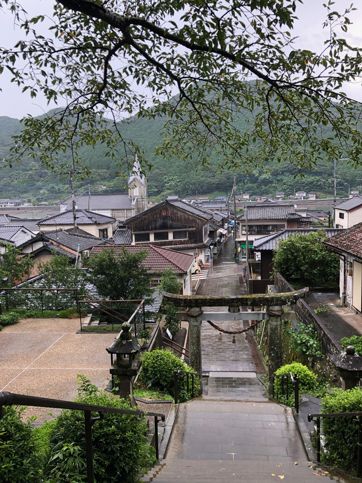 崎津諏訪神社より崎津天主堂を望む