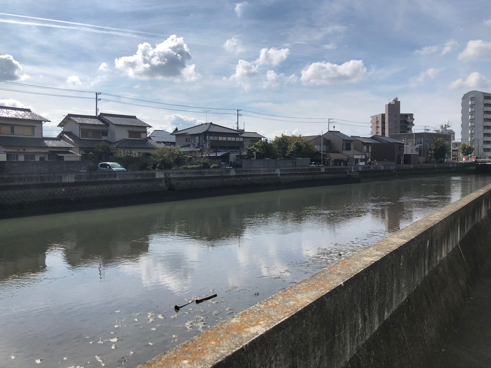 河川横に建つ香川高松の家