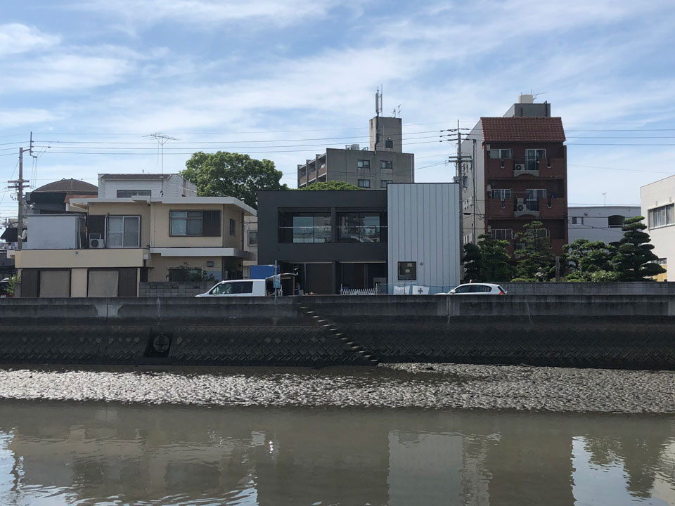 河川横に建つ香川高松のデザイン住宅
